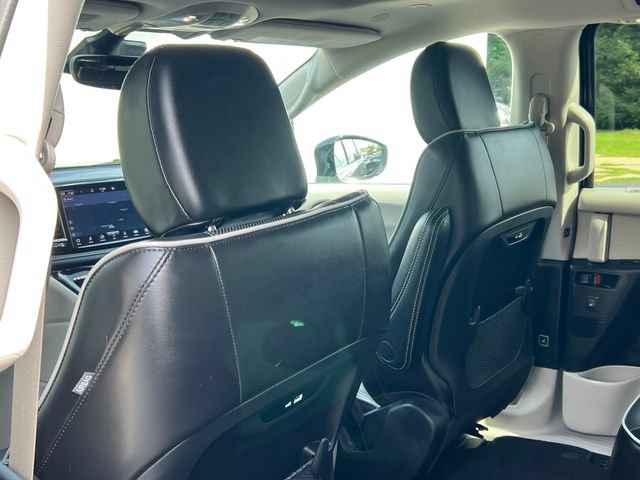 Used 2024 Chrysler Pacifica Limited FWD image 40