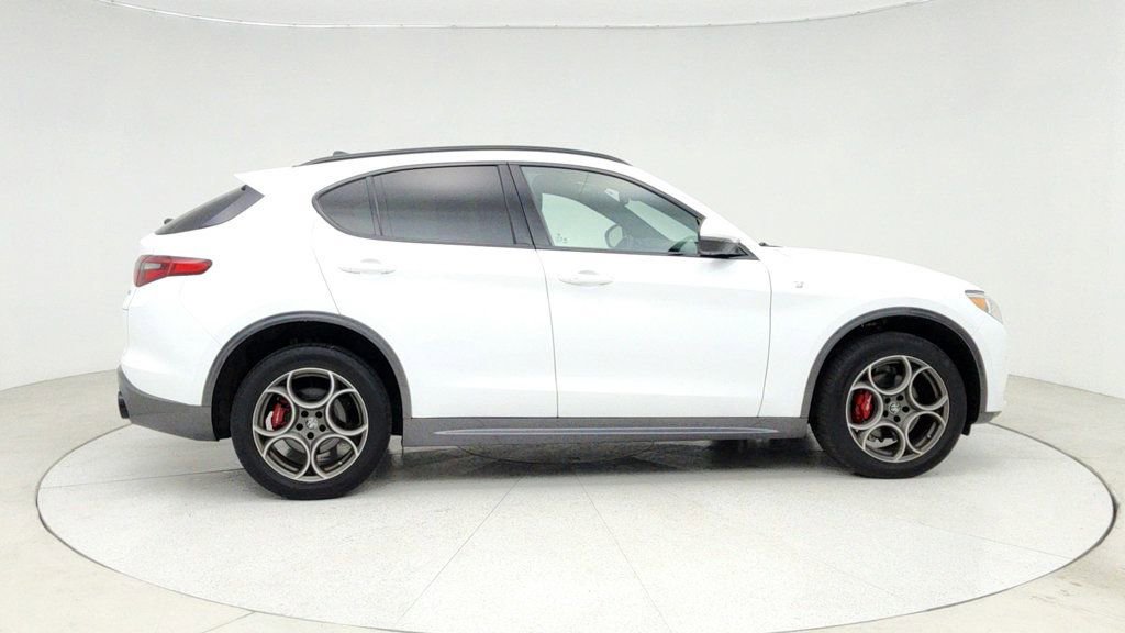 Used 2022 Alfa Romeo Stelvio Ti image 4
