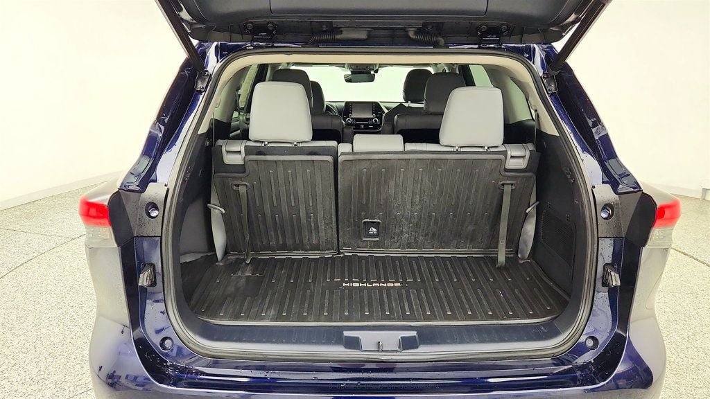 Used 2020 Toyota Highlander XLE FWD image 22