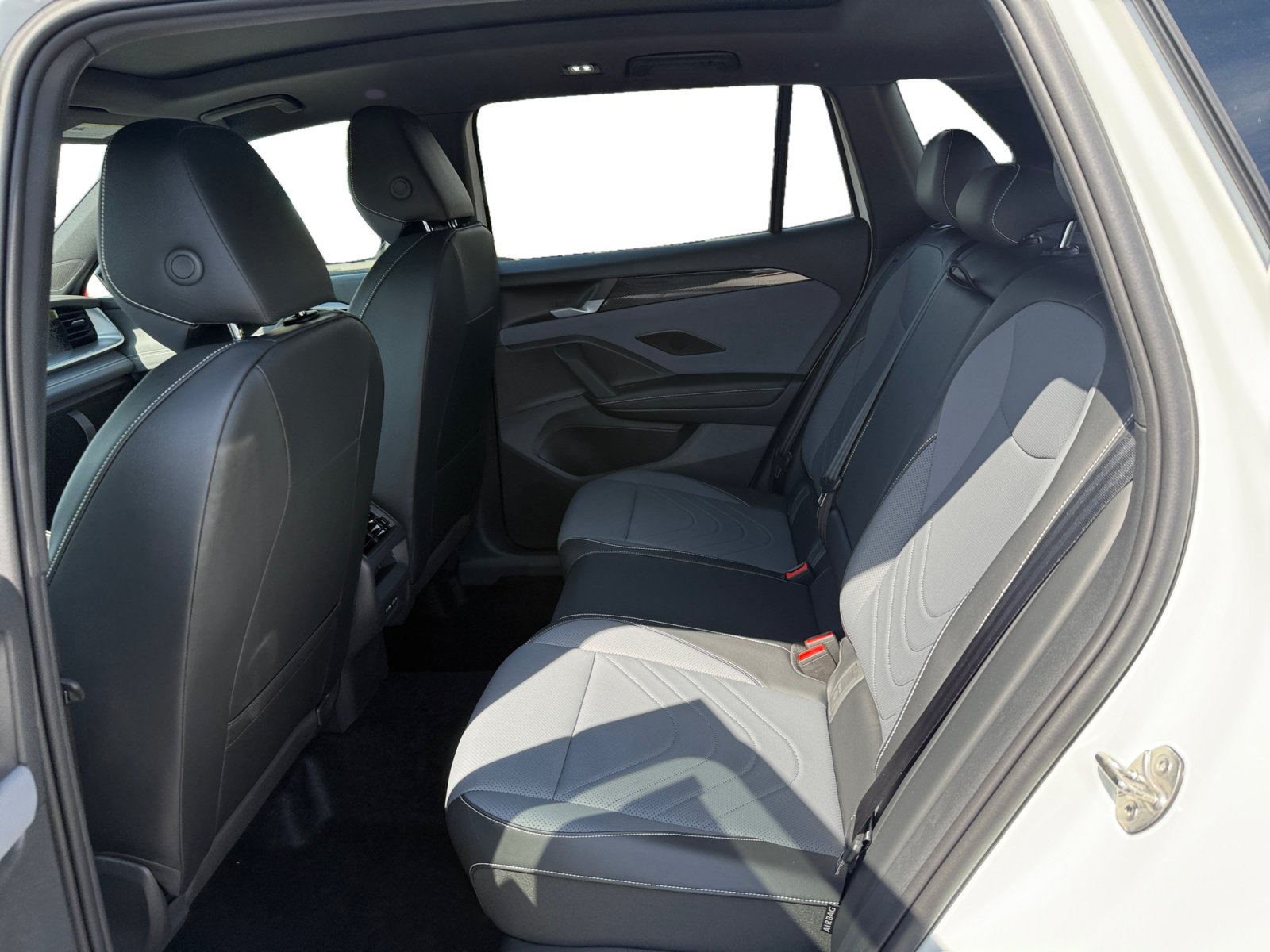 New 2026 Volkswagen Tiguan SE R-Line FWD image 16
