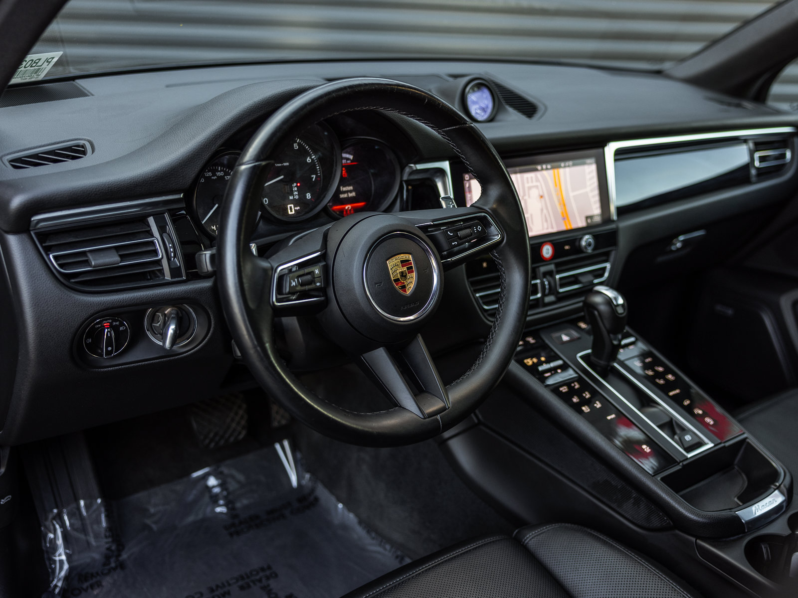 Certified 2023 Porsche Macan AWD/4WD image 4