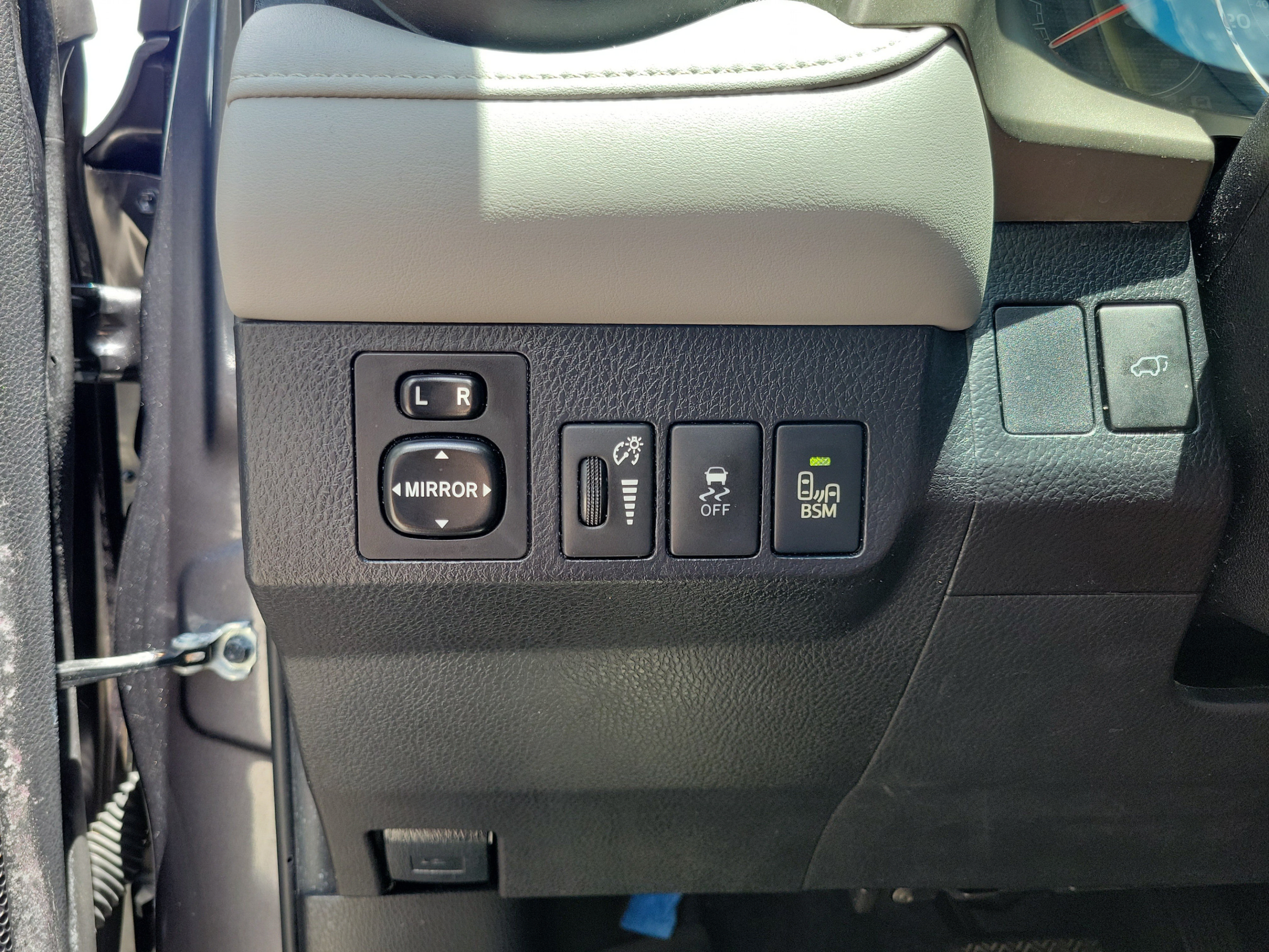 Used 2015 Toyota RAV4 Limited w/ Technology Package FWD image 19