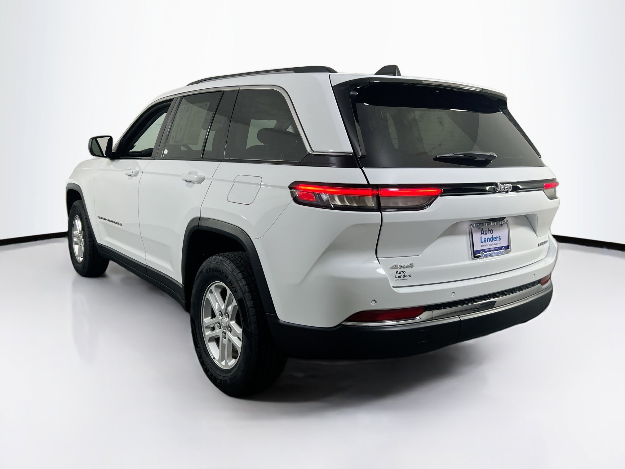 Used 2023 Jeep Grand Cherokee Laredo w/ Luxury Tech Group I AWD/4WD image 7