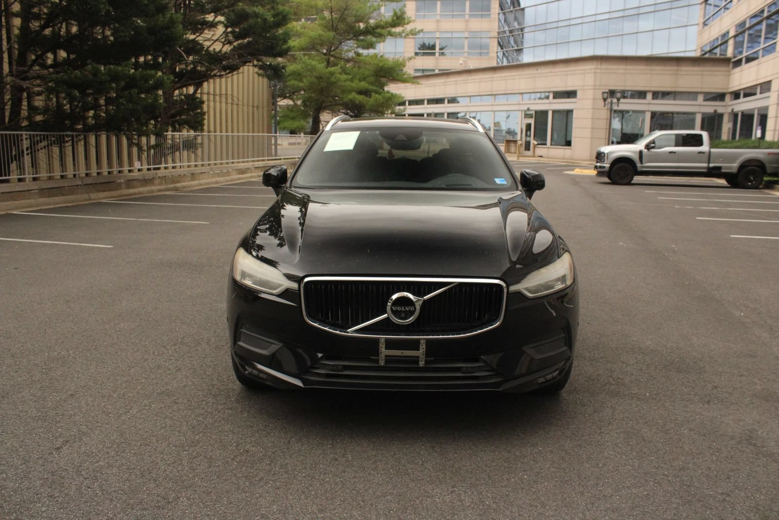 Used 2018 Volvo XC60 T6 Momentum w/ Convenience Package AWD/4WD image 3