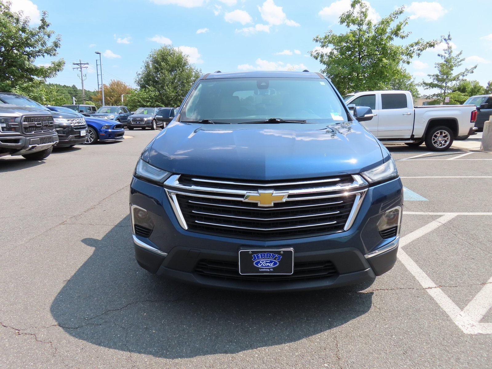 Used 2022 Chevrolet Traverse LT image 2