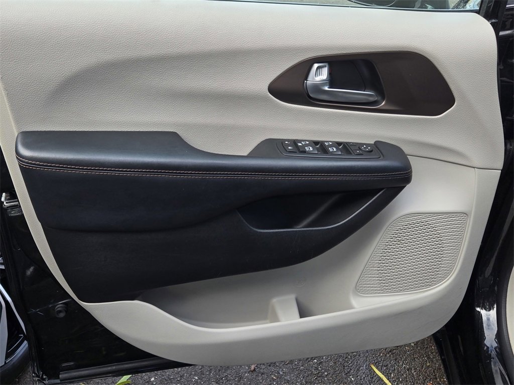 Used 2017 Chrysler Pacifica Touring-L Plus w/ Advanced Safetytec Group image 10