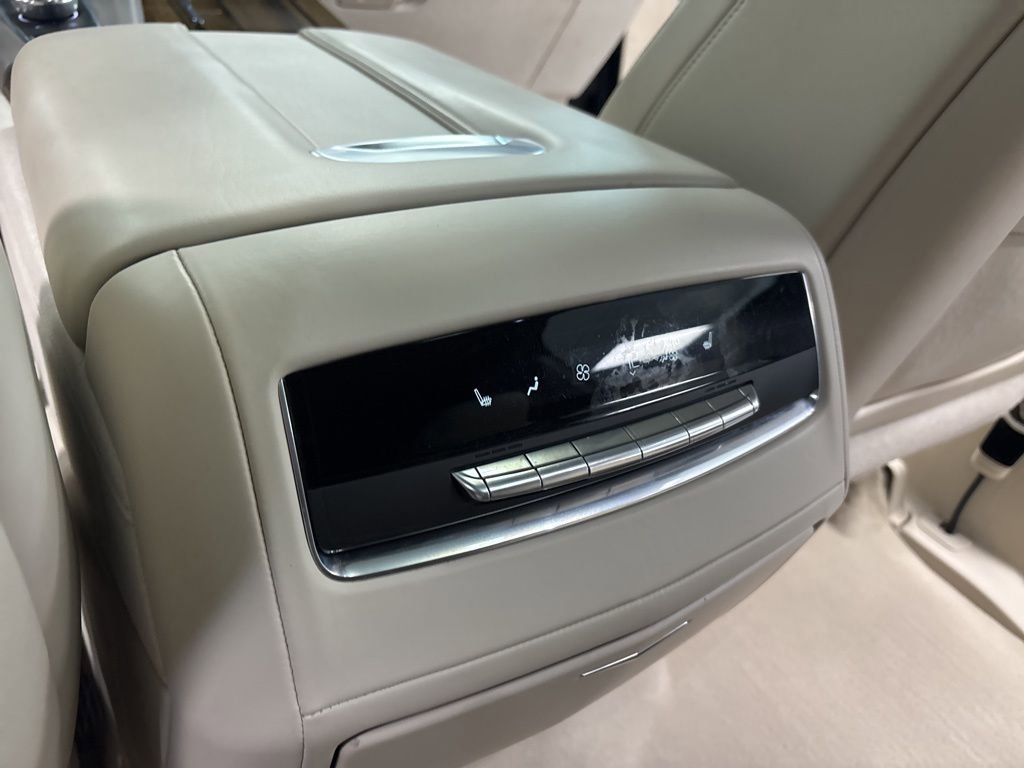 Used 2022 Cadillac Escalade ESV Premium Luxury Platinum image 34