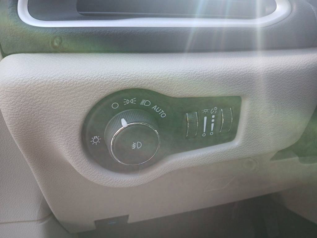 Used 2024 Chrysler Pacifica Touring-L image 20