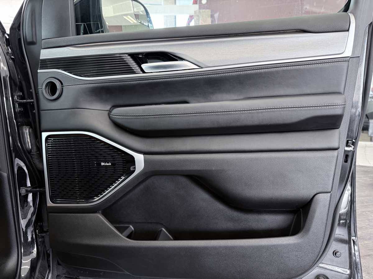 Used 2025 Jeep Wagoneer L Series III w/ Premium Group I AWD/4WD image 38