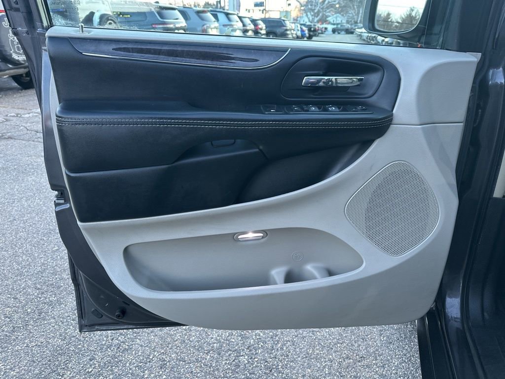 Used 2016 Chrysler Town & Country Touring w/ Driver Convenience Group image 14