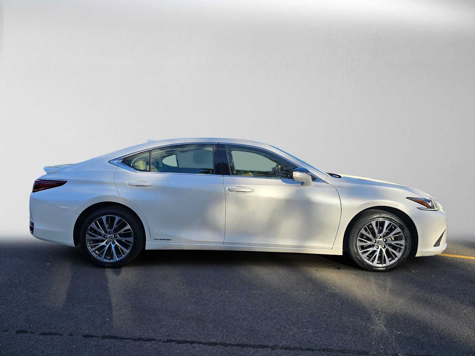 Used 2019 Lexus ES 300h w/ Premium Package FWD image 2
