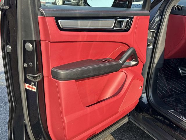 Used 2021 Porsche Cayenne Turbo image 9