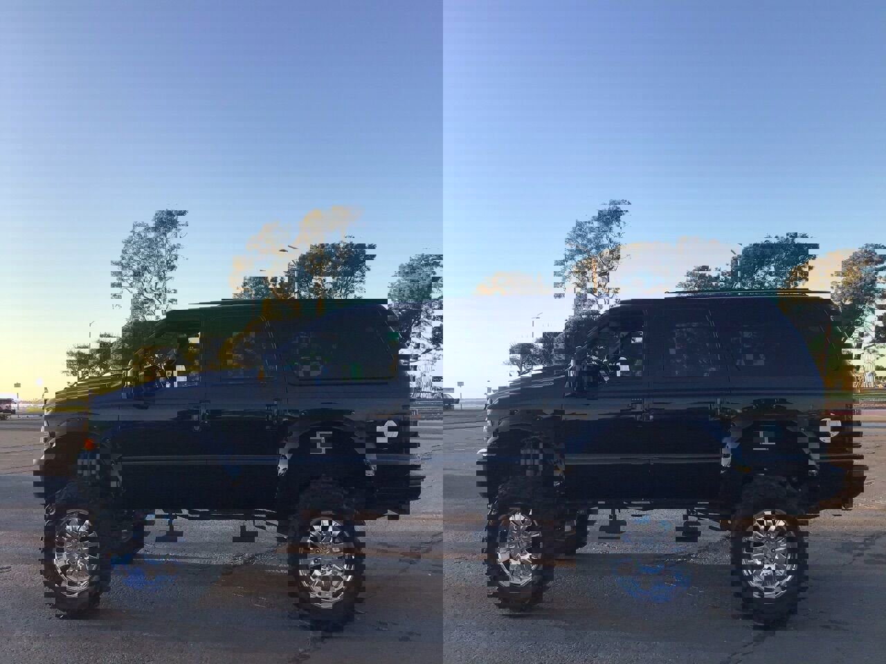 Used 2001 Ford Excursion XLT image 12