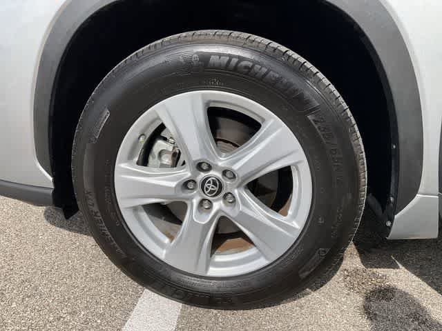Used 2023 Toyota Highlander LE FWD image 11