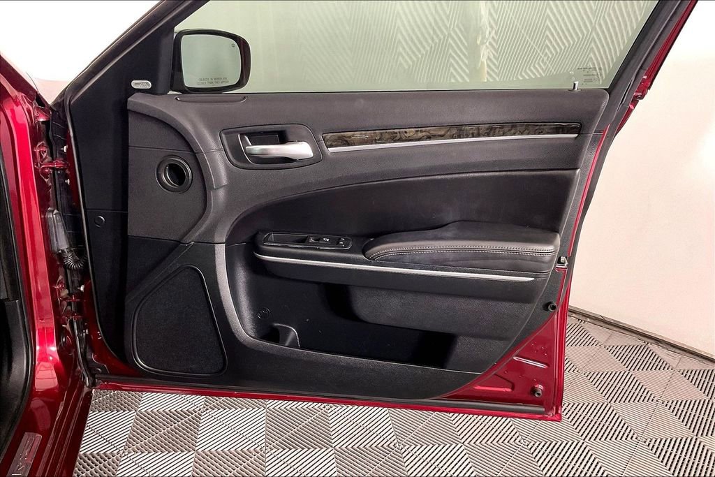 Used 2018 Chrysler 300 Limited AWD/4WD image 25