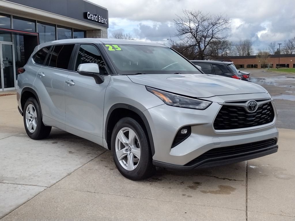 Used 2023 Toyota Highlander LE FWD image 16