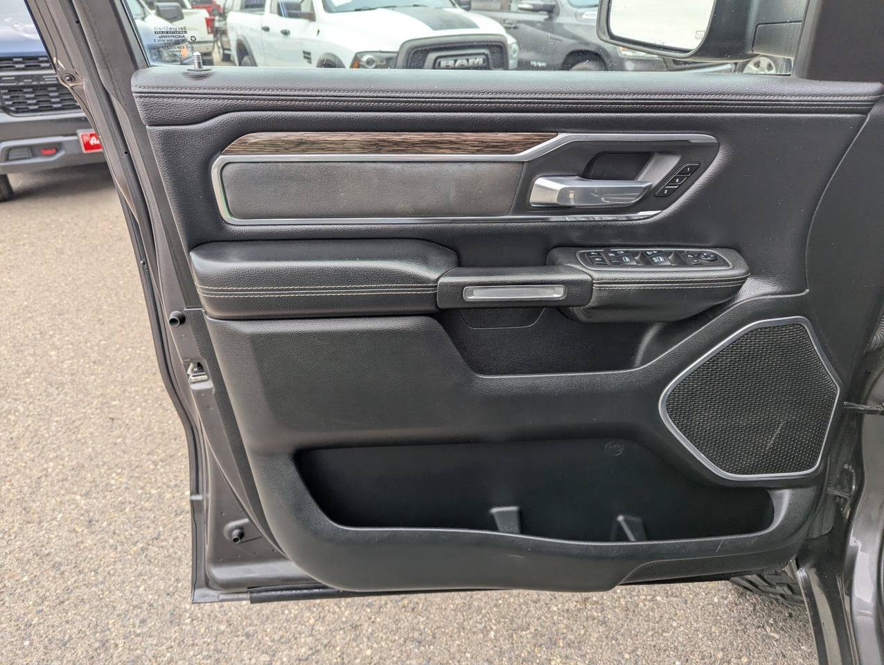 Used 2019 RAM 1500 Laramie AWD/4WD image 9