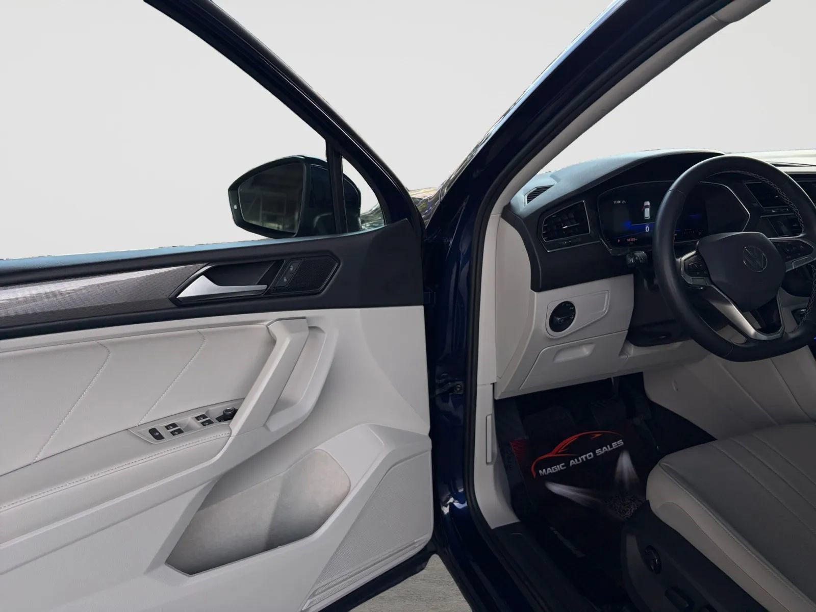 Used 2023 Volkswagen Tiguan SE w/ Panoramic Sunroof Package AWD/4WD image 11