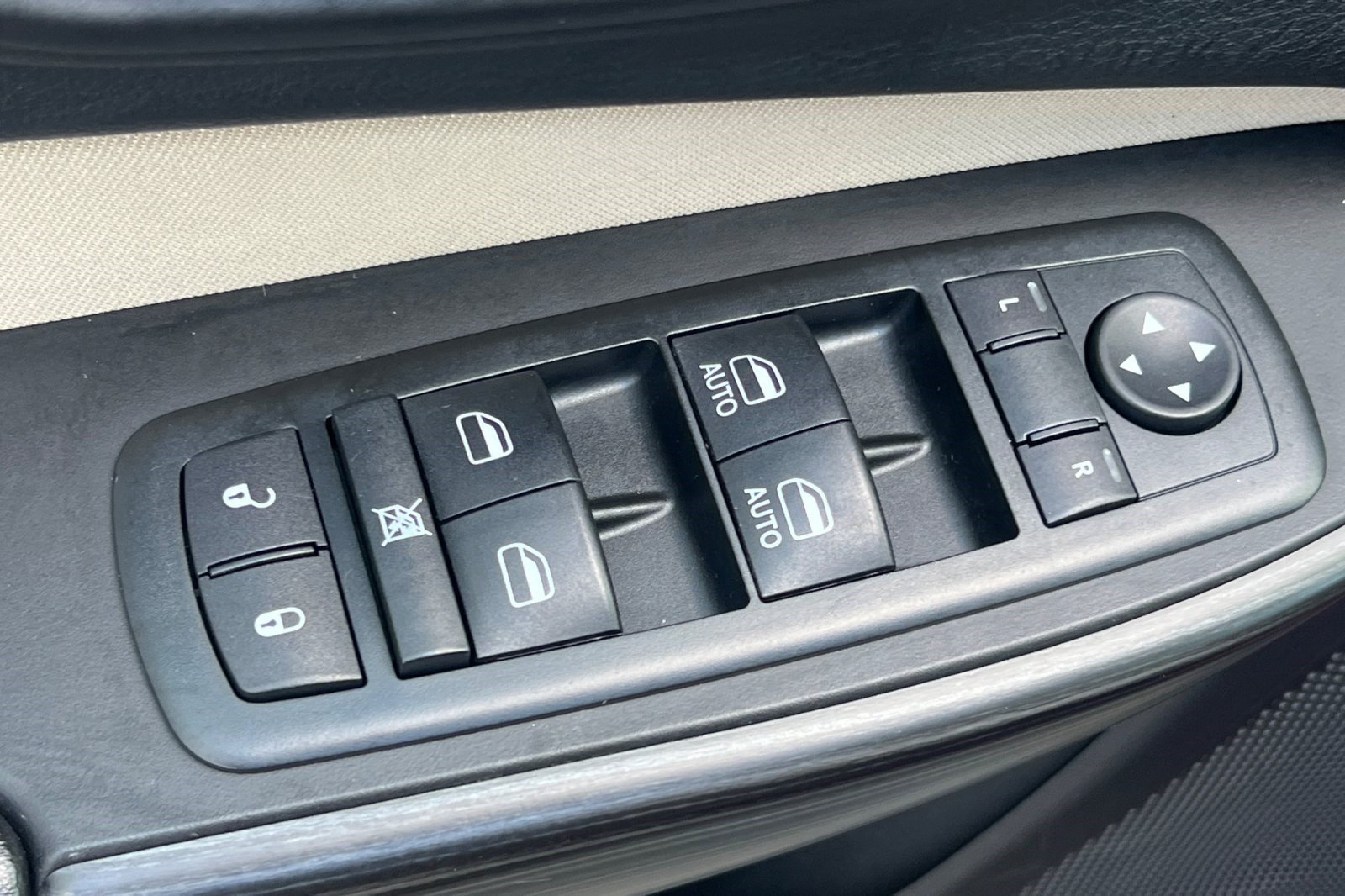 Used 2015 Jeep Cherokee Latitude w/ Comfort/Convenience Group FWD image 13