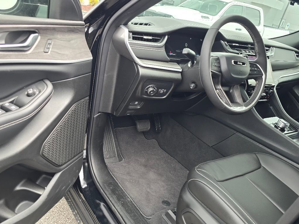 New 2025 Jeep Grand Cherokee Limited w/ Luxury Tech Group II image 4