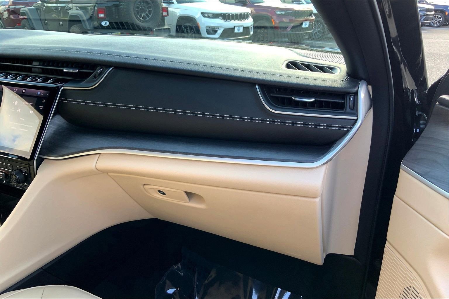 Certified 2023 Jeep Grand Cherokee Limited image 18