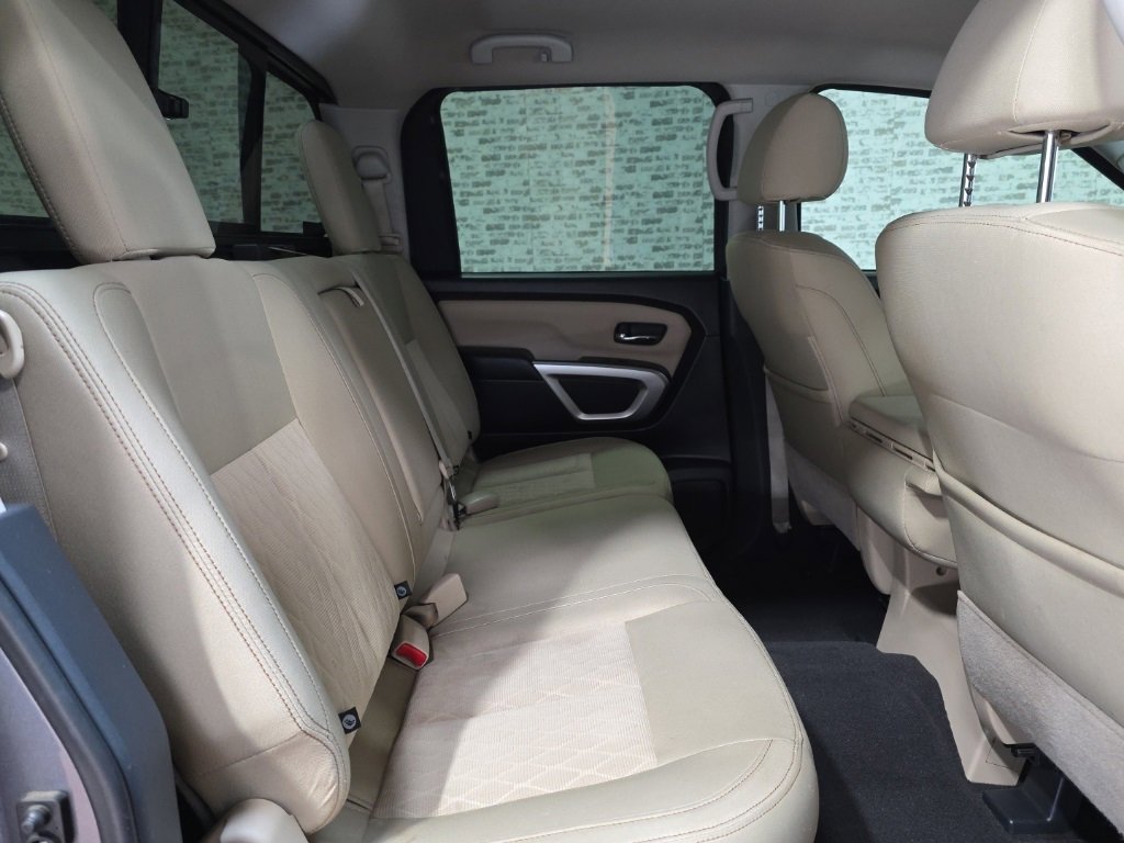 Used 2018 Nissan Titan SV image 12