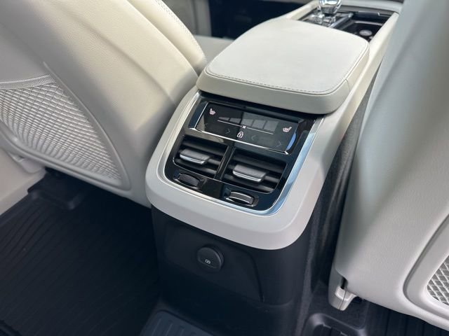 Used 2024 Volvo XC90 T8 Ultimate image 12