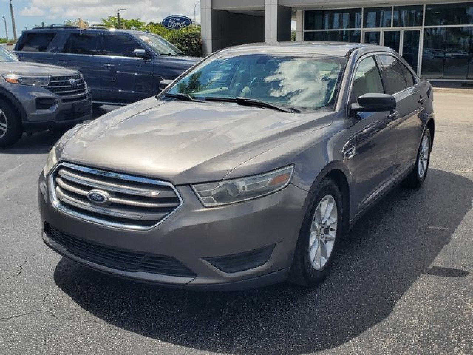Used 2014 Ford Taurus SE FWD image 3