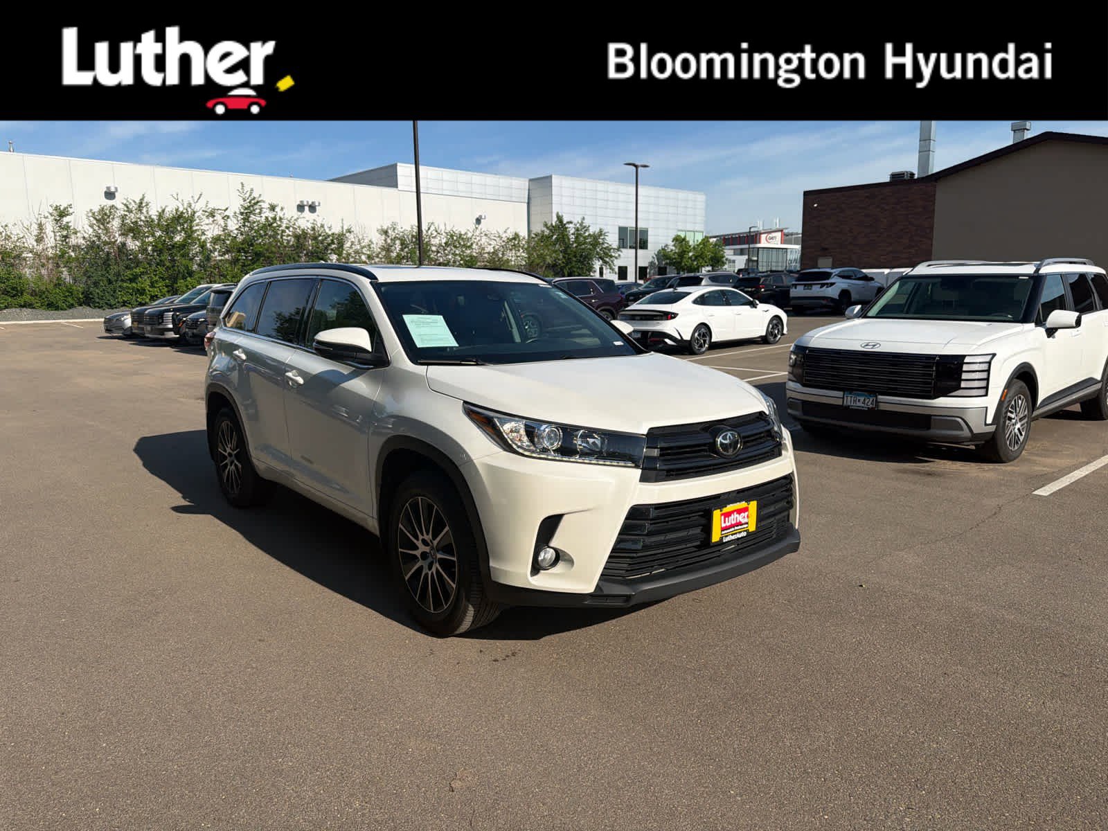 Used 2017 Toyota Highlander SE AWD/4WD image 1