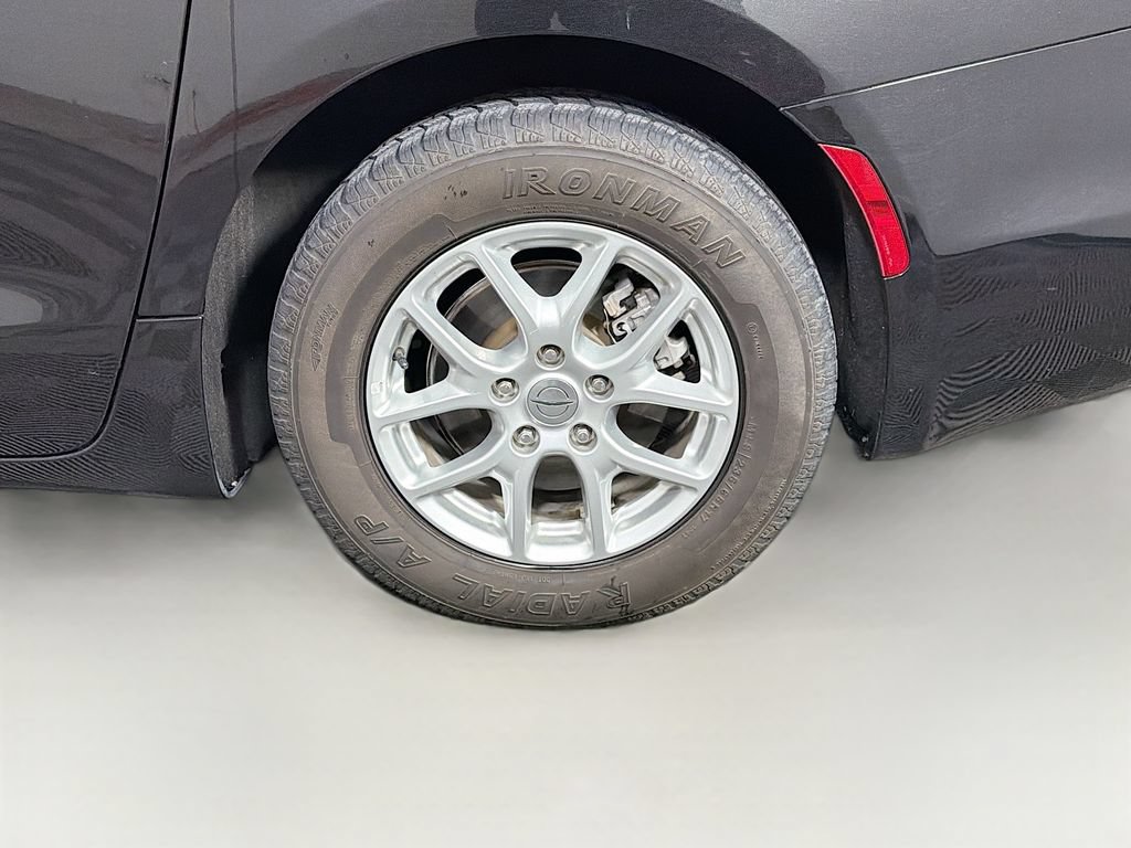 Used 2022 Chrysler Pacifica Touring-L FWD image 32