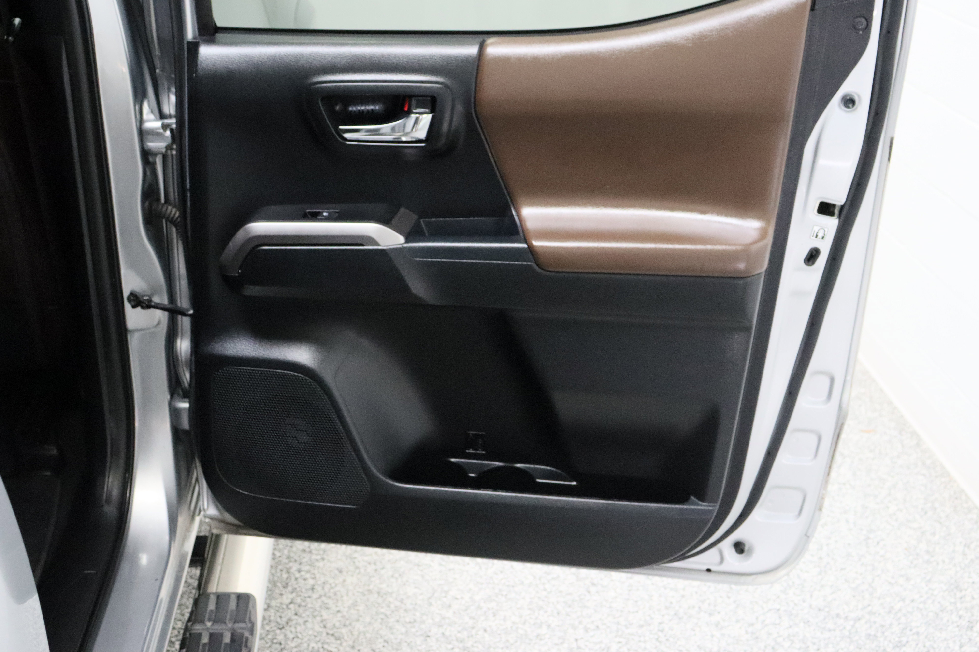 Used 2017 Toyota Tacoma Limited w/ Tow Package image 35