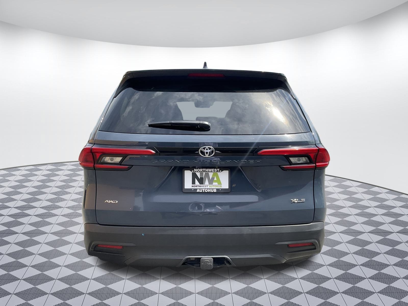 Used 2024 Toyota Grand Highlander XLE image 4