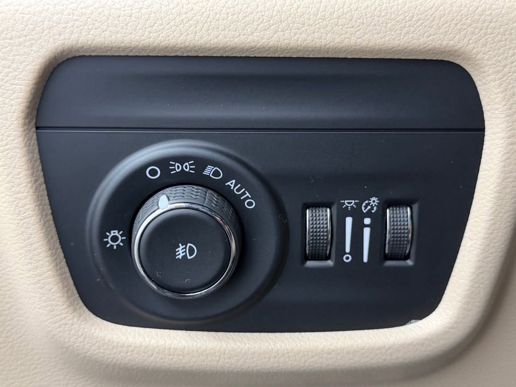 Used 2023 Jeep Grand Cherokee Limited w/ Luxury Tech Group II image 28