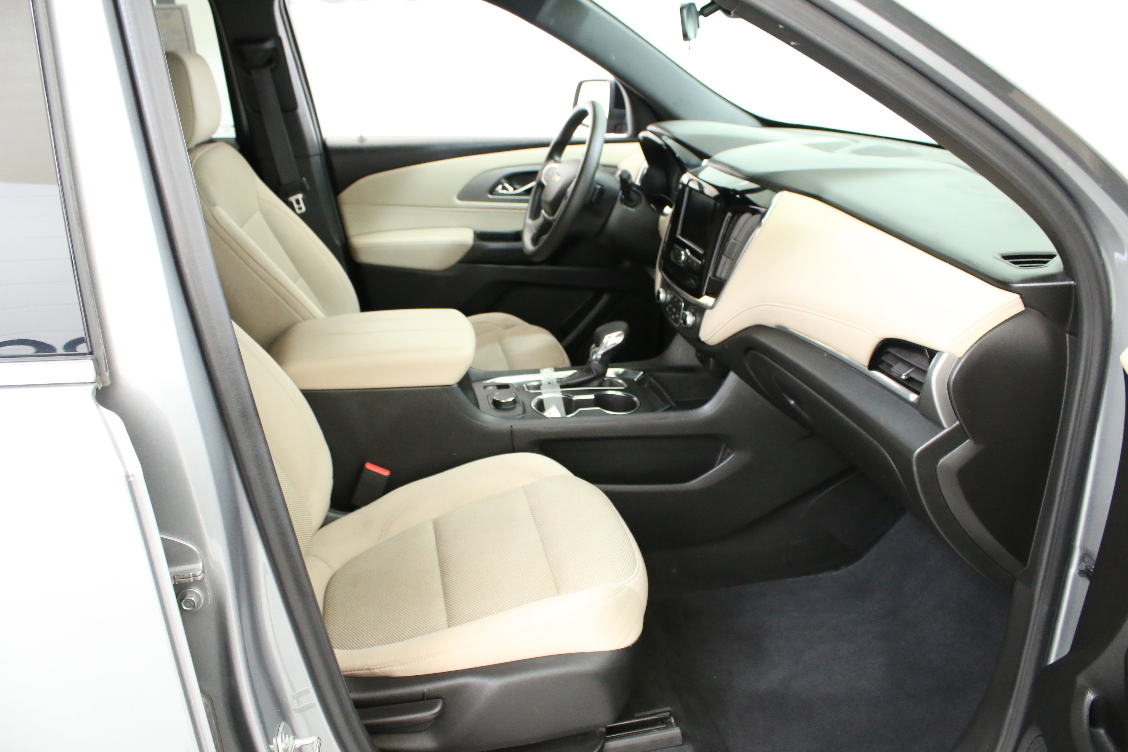Used 2023 Chevrolet Traverse LS FWD image 32