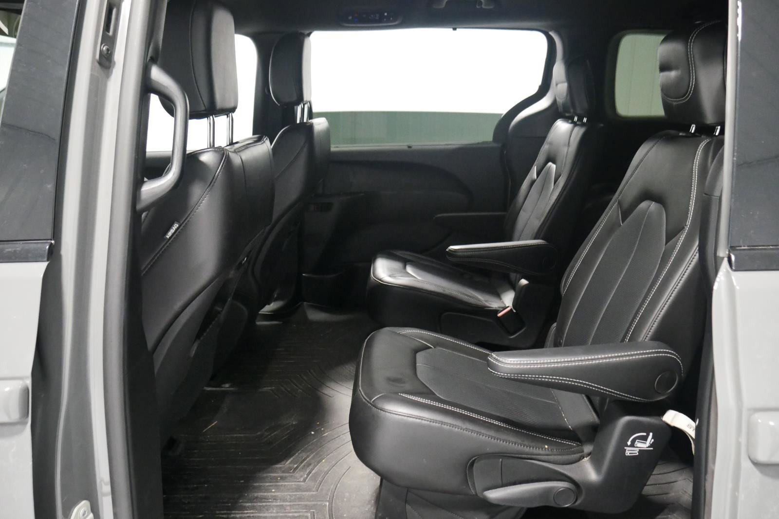 Used 2023 Chrysler Pacifica Touring-L w/ S Appearance Package image 12