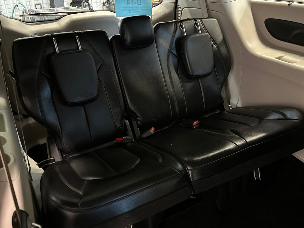 Used 2020 Chrysler Pacifica Touring-L FWD image 34
