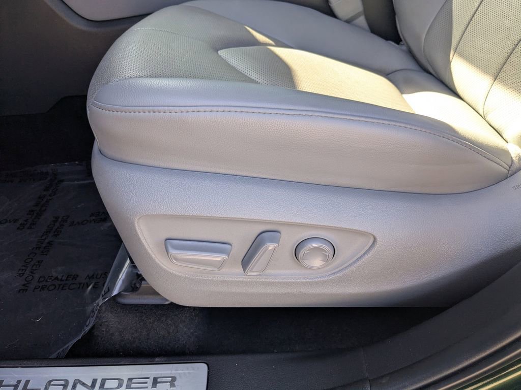 Used 2024 Toyota Highlander Limited image 7