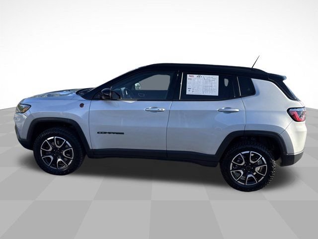 Used 2025 Jeep Compass Trailhawk AWD/4WD image 4
