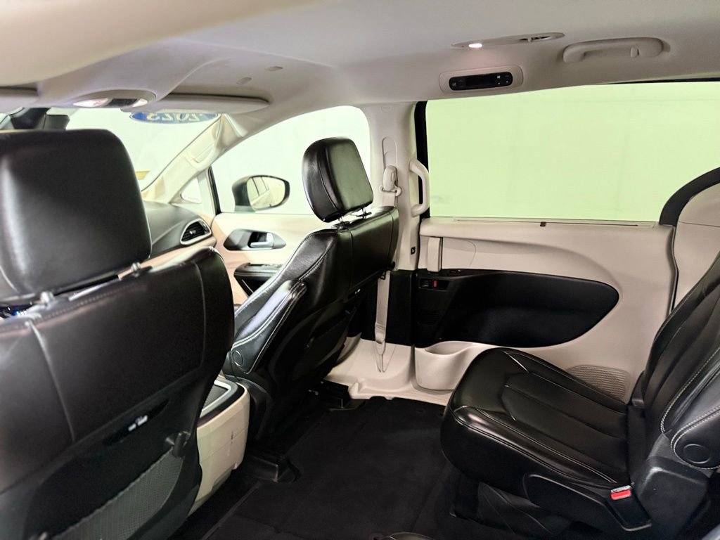 Used 2023 Chrysler Pacifica Touring-L image 21