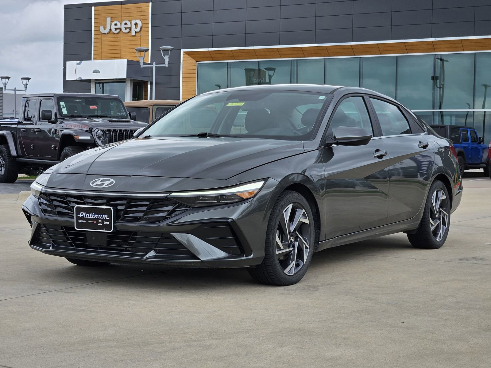 Used 2024 Hyundai Elantra SEL w/ Convenience Package FWD image 2