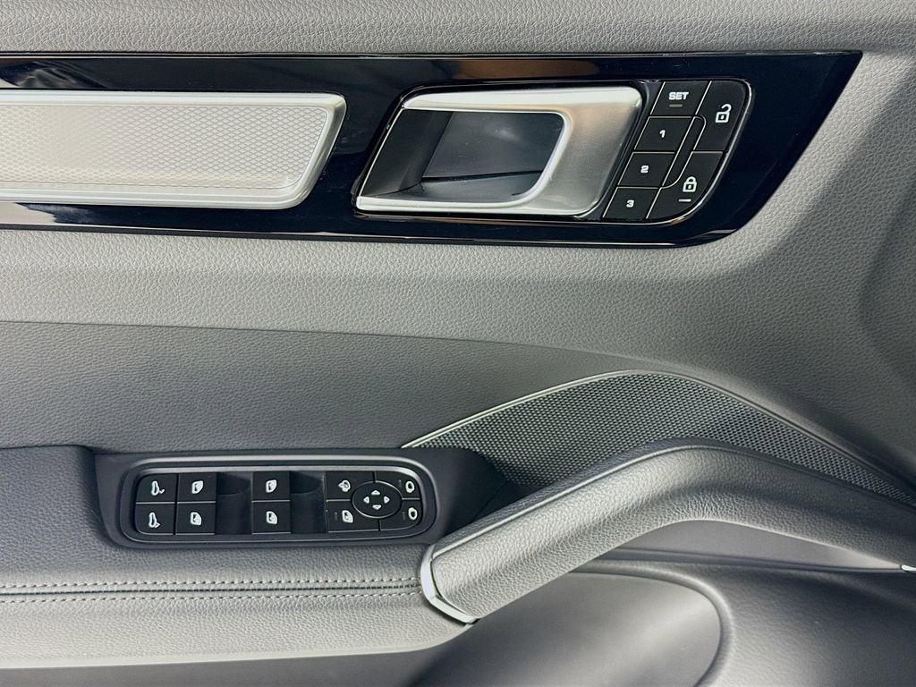 Certified 2023 Porsche Cayenne Platinum Edition AWD/4WD image 11