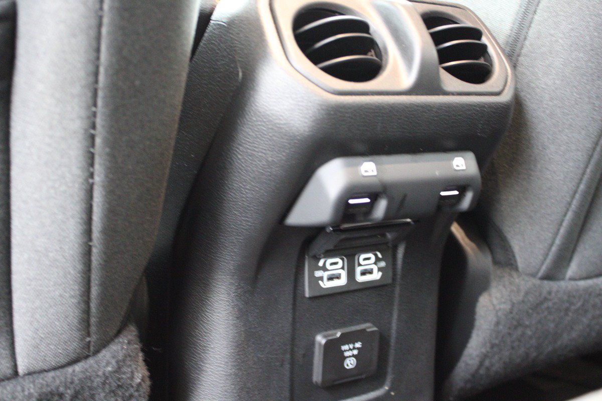 Used 2025 Jeep Wrangler Unlimited Sahara AWD/4WD image 27