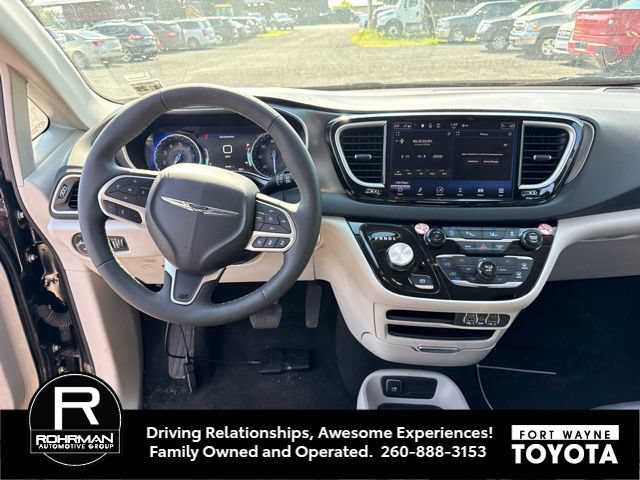 Used 2024 Chrysler Pacifica Touring-L FWD image 5