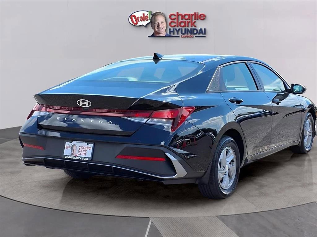 New 2025 Hyundai Elantra SE image 5