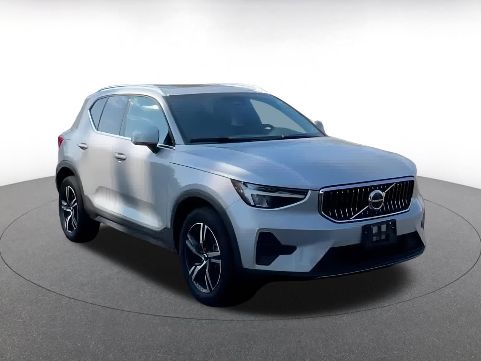 Used 2024 Volvo XC40 B5 Core image 3