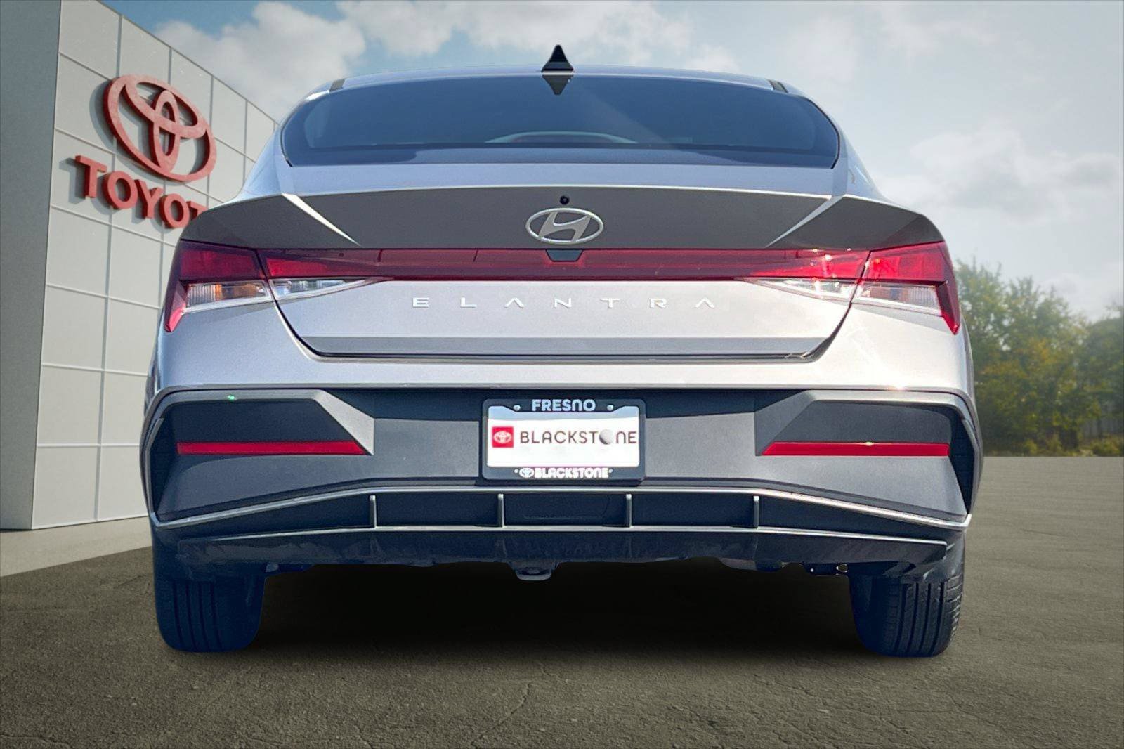 Used 2024 Hyundai Elantra SE FWD image 4