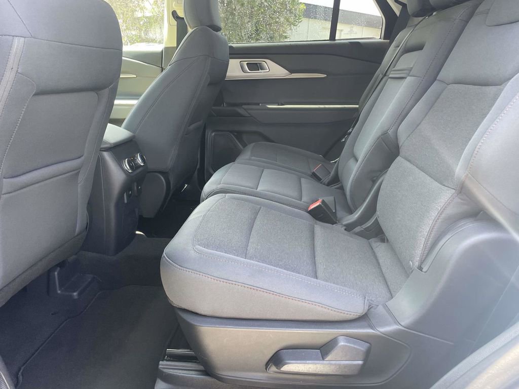 Used 2025 Ford Explorer Active AWD/4WD image 9