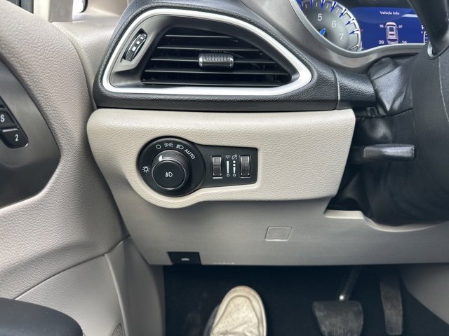 Used 2024 Chrysler Pacifica Touring-L image 22