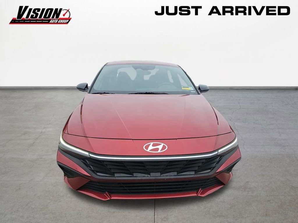 Used 2025 Hyundai Elantra Sport image 2