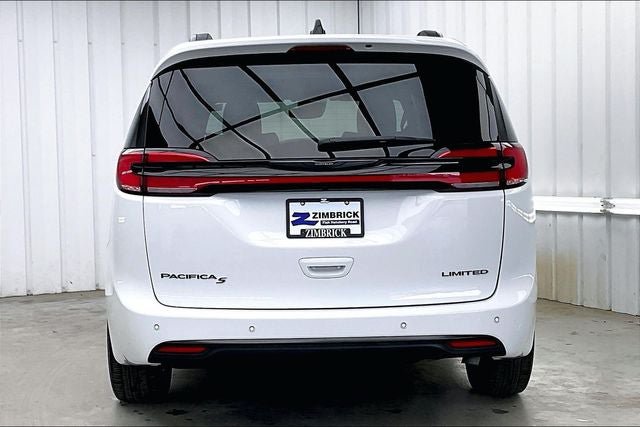 Used 2025 Chrysler Pacifica Limited FWD image 4